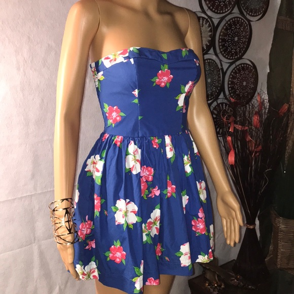 Hollister Dresses & Skirts - HOLLISTER  FLORAL STRAPLESS DRESS💕💕